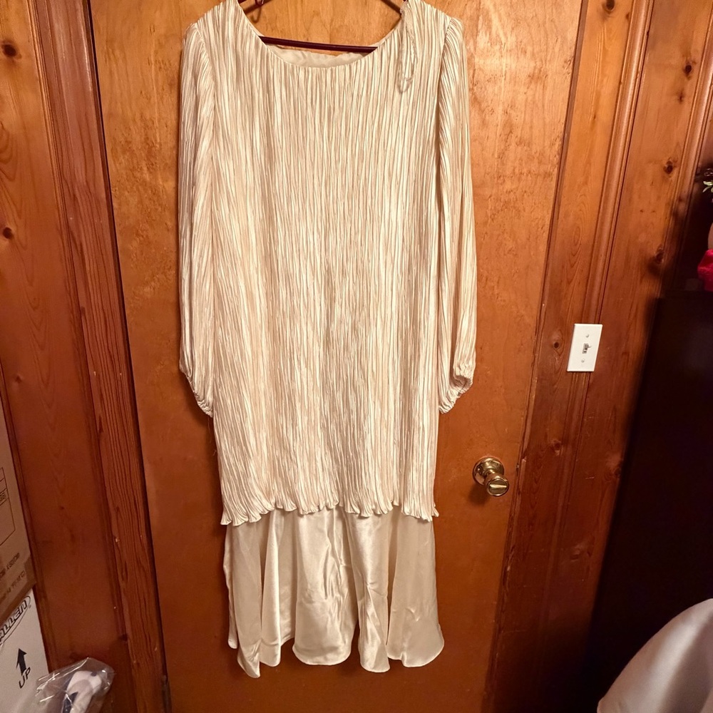 Ivory‎ Long Sleeve Pleated Midi Dress vintage